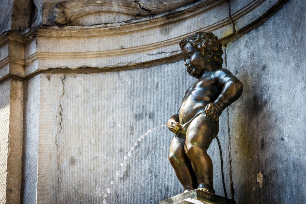 Manneken Pis, een standbeeldje van een plassend jongetje in het centrum van Brussel, België.